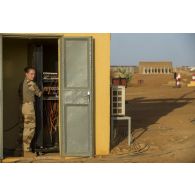 Le sergent Océane intervient sur le réseau internet de la base de Gao, au Mali.