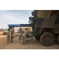Le personnel du Service de santé des armées (SSA) s'entraîne à embarquer un brancard à bord d'un véhicule blindé de combat d'infanterie (VBCI) équipé d'un kit sanitaire dans un atelier de Gao, au Mali.