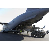 Déchargement de matériel depuis un avion Douglas C-17 britannique par un chariot Manitou sur l'aéroport de Bamako, au Mali.