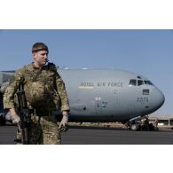 Un soldat britannique sécurise le périmètre d'un avion Douglas C-17 sur l'aéroport de Bamako, au Mali.