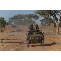 Un véhicule blindé léger (VBL) du 1er régiment de hussards parachutistes (1er RHP) patrouille autour de Sévaré, au Mali.
