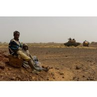 Portrait de civils lors d'une sécurisation de périmètre par les véhicules du 1er régiment étranger de cavalerie (1er REC) autour de Gao, au Mali.