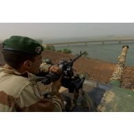 Un légionnaire du 1er régiment étranger de cavalerie (1er REC) sécurise le périmètre à bord d'un engin blindé à roues, canon de 90 mm (ERC-90) Sagaie autour du pont de Wabaria, au Mali.