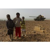 Portrait d'enfants lors de la sécurisation du pont de Wabaria par un engin blindé à roues, canon de 90 mm (ERC-90) Sagaie, au Mali.