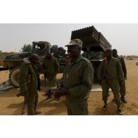 Des soldats maliens sécurisent le périmètre au moyen d'un lance-roquettes multiple BM-21 Grad monté sur camion Ural-375 à Gao, au Mali.