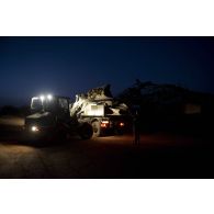 Un bulldozer du 31e régiment du génie (31e RG) charge des gravats à l'arrière d'un camion-benne sur l'aéroport de Gao, au Mali.