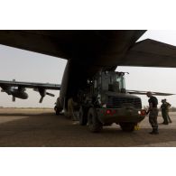 Déchargement d'une niveleuse du 31e régiment du génie (31e RG) depuis la soute d'un avion Super Hercules C-130 de l'escadron de transport 2/61 Franche-Comté sur l'aéroport de Gao, au Mali.