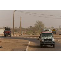 Un pick-up malien suivi de véhicules légers tout terrain (VLTT) Peugeot P4 du 1er régiment de chasseurs parachutistes (1er RCP) patrouille autour de Gao, au Mali.