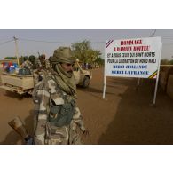 Des soldats maliens patrouillent dans les rues de Gao, au Mali.