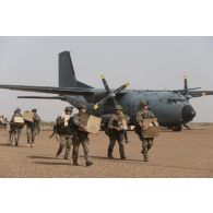 Des soldats du 1er régiment de chasseurs parachutistes (1er RCP) transportent des rations de combat sur l'aéroport de Gao, au Mali.