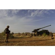 Des bigors du 11e régiment d'artillerie de marine (11e RAMa) manoeuvrent sur un camion équipé d'un système d'artillerie (CAESAR) à Gao, au Mali.