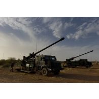 Des bigors du 11e régiment d'artillerie de marine (11e RAMa) manoeuvrent sur un camion équipé d'un système d'artillerie (CAESAR) à Gao, au Mali.