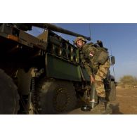 Un bigor du 11e régiment d'artillerie de marine (11e RAMa) transporte un obus de 155 mm depuis le râtelier d'un camion équipé d'un système d'artillerie (CAESAR) à Gao, au Mali.