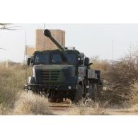 Mise en batterie d'un camion équipé d'un système d'artillerie (CAESAR) du 11e régiment d'artillerie de marine (11e RAMa) à Gao, au Mali.