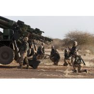 Des bigors du 11e régiment d'artillerie de marine (11e RAMa) chargent un obus dans la civière de chargement et de refouloir d'un camion équipé d'un système d'artillerie (CAESAR) à Gao, au Mali.