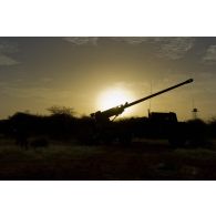 Mise en batterie d'un camion équipé d'un système d'artillerie (CAESAR) du 11e régiment d'artillerie de marine (11e RAMa) à Gao, au Mali.