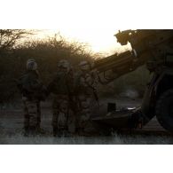 Des bigors du 11e régiment d'artillerie de marine (11e RAMa) chargent un obus dans la civière de chargement et de refouloir d'un camion équipé d'un système d'artillerie (CAESAR) à Gao, au Mali.