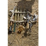 Fusils d'assaut de type AKM et roquettes pour RPG-7 trouvés dans une position terroriste dans la région de d'Inaraoue, au Mali.