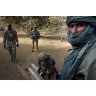 Des sapeurs du 31e régiment du génie (31e RG) et des soldats maliens découvrent des roquettes dans un campement terroriste dans la région d'Imenas, au Mali.