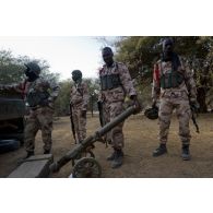 Des soldats maliens découvrent un mortier dans un campement de terroriste dans la région d'Imenas, au Mali.