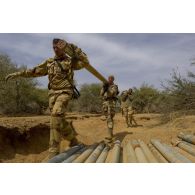Des sapeurs du 31e régiment du génie (31e RG) transportent une roquette Grad 2M découverte dans un camp terroriste de la région d'Imenas, au Mali.