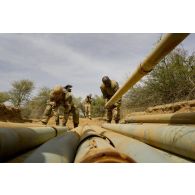 Des sapeurs du 31e régiment du génie (31e RG) rassemblent des roquettes Grad 2M découvertes dans un camp terroriste de la région d'Imenas, au Mali.
