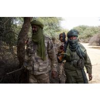 Des soldats maliens investissent un campement terroriste dans la région d'Imenas, au Mali.