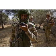 Un chef de groupe malien fouille un campement terroriste aux côtés des sapeurs du 31e régiment du génie (31e RG) dans la région d'Imenas, au Mali.