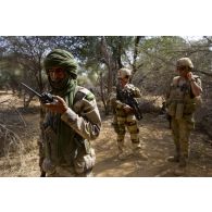Un chef de groupe malien fouille un campement terroriste aux côtés des sapeurs du 31e régiment du génie (31e RG) dans la région d'Imenas, au Mali.