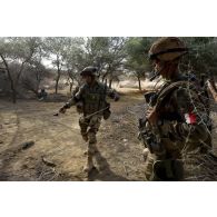 Des sapeurs du 31e régiment du génie (31e RG) mettent en place un explosif pour la destruction de munitions découvertes dans un campement terroriste de la région d'Imenas, au Mali.