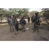 Des sapeurs du 31e régiment du génie (31e RG) fouillent un campement terroriste aux côtés de soldats maliens dans la région d'Imenas, au Mali.