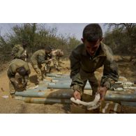 Des sapeurs du 31e régiment du génie (31e RG) placent du plastic sur des roquettes Grad 2M pour leur destruction dans la région d'Imenas, au Mali.