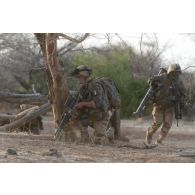 Des soldats du 92e régiment d'infanterie (92e RI) tiennent une position derrière un arbre lors d'une prise à partie dans l'oued de Teurteli, au Mali.