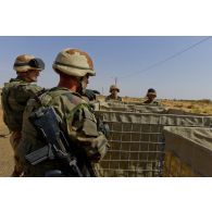 Des sapeurs du 25e régiment du génie de l'air (25e RGA) montent un bastion wall sur le camp de Gao, au Mali.