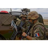 Des soldats du 92e régiment d'infanterie (92e RI) se coordonnent pour une reconnaissance d'axe routier aux alentours de Bourem, au Mali.