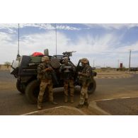Des soldats du 92e régiment d'infanterie (92e RI) se coordonnent pour une reconnaissance d'axe routier aux alentours de Bourem, au Mali.