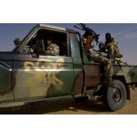 Portrait de soldats maliens à bord de leur pick-up à Bourem, au Mali.