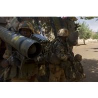 Des soldats du 92e régiment d'infanterie (92e RI) déploient un poste de tir Eryx dans une rue de Gao, au Mali.