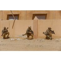 Des soldats du 92e régiment d'infanterie (92e RI) progressent à couvert d'un bâtiment à Gao, au Mali.