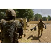 Des soldats du 92e régiment d'infanterie (92e RI) progressent dans les rues de Gao, au Mali.