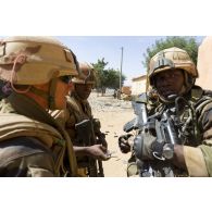 Un chef de groupe du 92e régiment d'infanterie (92e RI) donne ses consignes pour une progression dans les rues de Gao, au Mali.