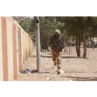 Un soldat du 92e régiment d'infanterie (92e RI) progresse dans les rues de Gao, au Mali.