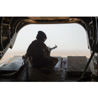 Un membre opérationnel de soute (MOS) britannique sécurise le vol d'un hélicoptère Chinook Ch-47 dans le nord du Mali.