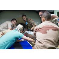 Le personnel médical prépare un blessé pour une scanographie au Rôle 2 de Gao, au Mali.