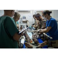 Le personnel médical intervient sur un blessé au bloc opératoire du Rôle 2 de Gao, au Mali.