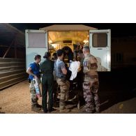 Le personnel médical embarque un blessé à bord d'une ambulance pour son évacuation vers la métropole au Rôle 2 de Gao, au Mali.