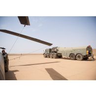 Des soldats britanniques ravitaillent un hélicoptère Chinook Ch-47 en carburant au moyen d'un camion-citerne Oshkosh wheeled tanker à Gao, au Mali.