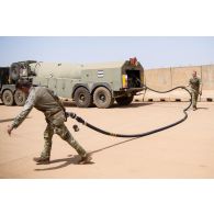 Des soldats britanniques déploient une pompe à essence depuis un camion-citerne Oshkosh wheeled tanker à Gao, au Mali.
