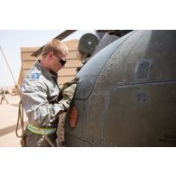 Un soldat britannique ferme le réservoir d'un hélicoptère Chinook Ch-47 au terme de son ravitaillement en carburant à Gao, au Mali.