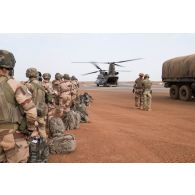 Des soldats du 7e bataillon de chasseurs alpins (BCA) attendent d'embarquer à bord d'un hélicoptère britannique Chinook Ch-47 à Gao, au Mali.